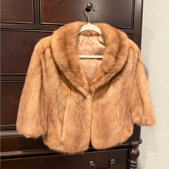 Luxurious Mink Stole - Picture 1 of 4